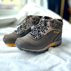 Kid’s hiking shoes